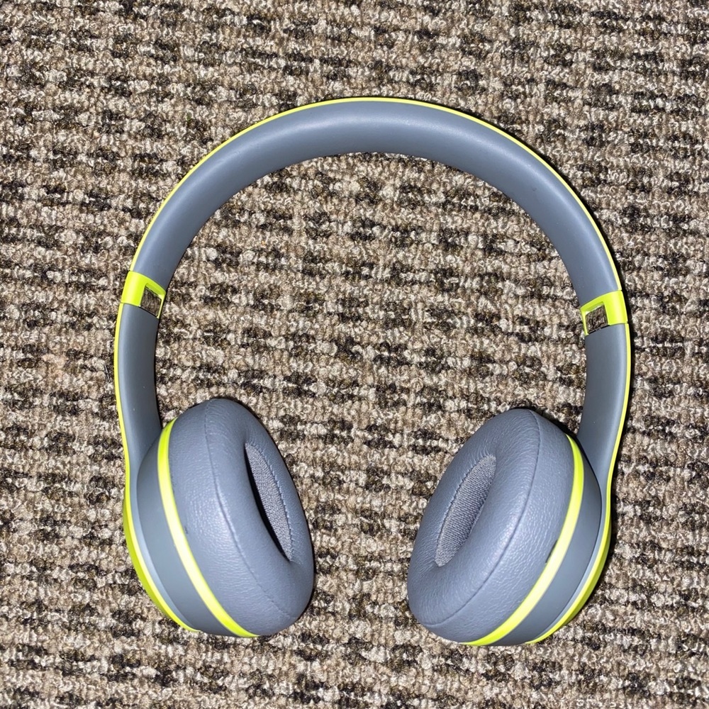 Beats solo wireless Electric Yellow